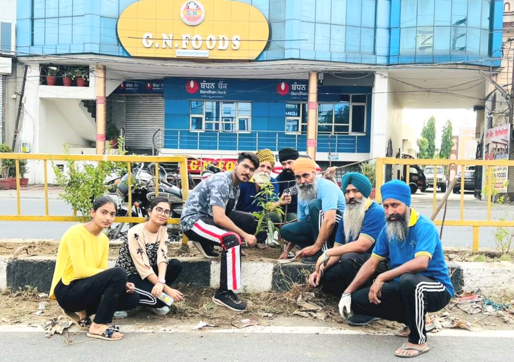 84 जून के खूनी नरसंहार की 40वीं बरसी पर सभी शहीदों की याद में पौधे लगाए गए।